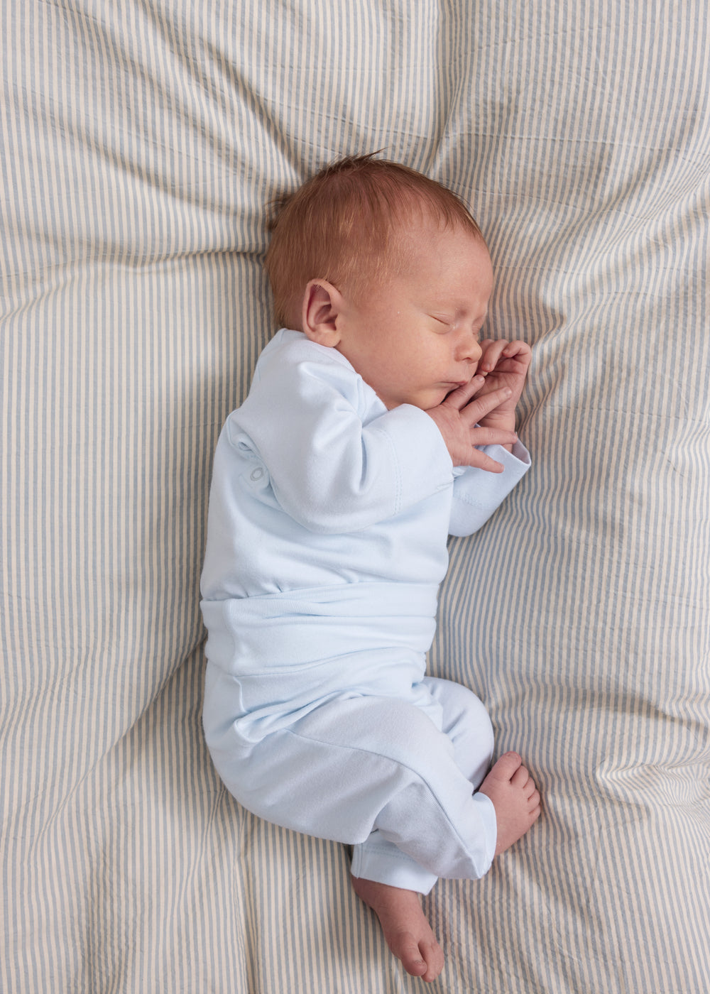 Lyseblå babybukser med elastik i linningen og lange ben