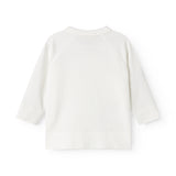 Hvid babybluse med rund hals og lange ærmer, bagpå med glat forside