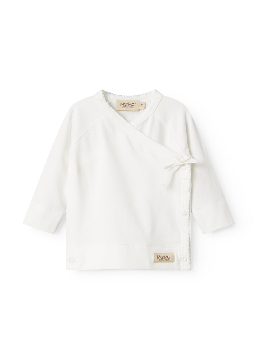 Hvid slå-om babybluse med krydslag lukning, lange ærmer og knapdetalje