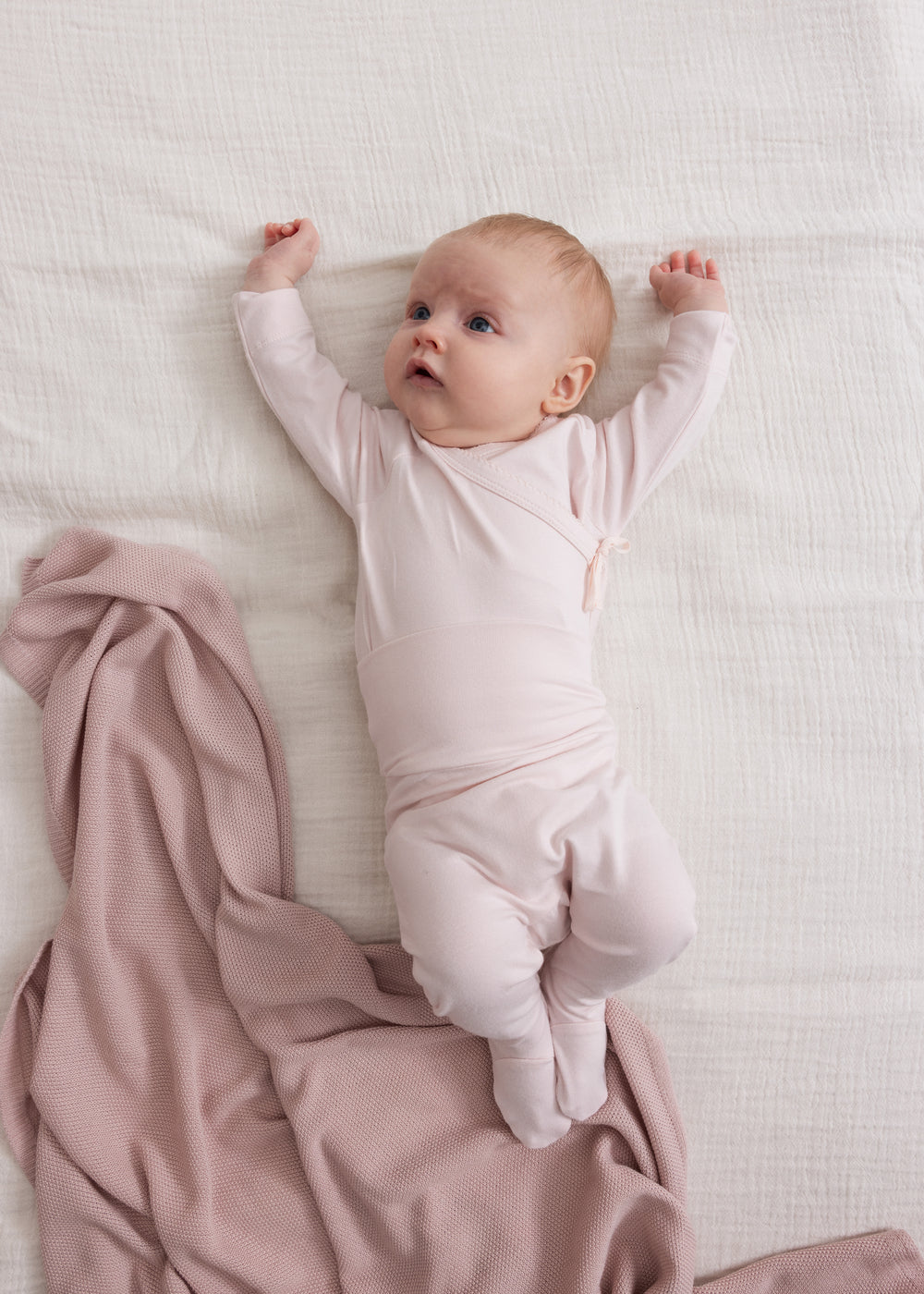 Rosa babybukser med elastisk talje og rynkede manchetter ved anklerne