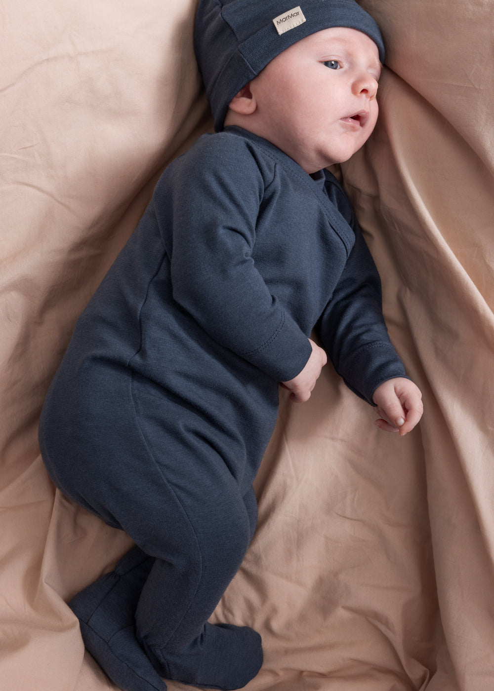 Mørkeblå babyheldragt med hætte og lange ærmer, knude foran
