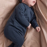 Mørkeblå babyhue på spædbarn, hel forside med foldet kant