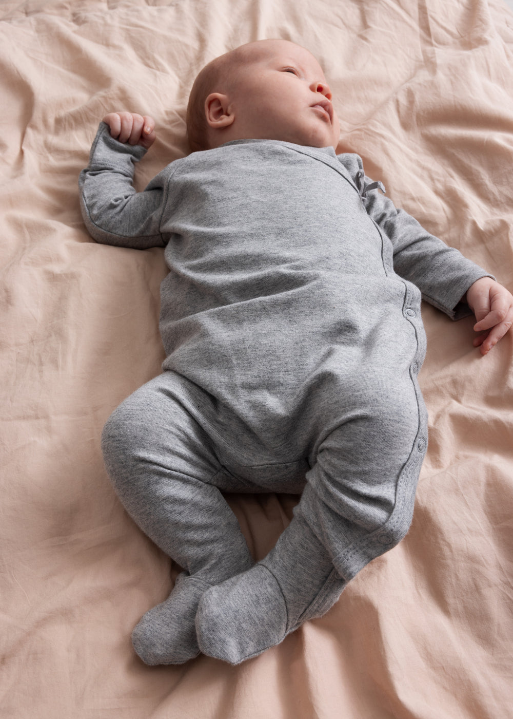 Lysegrå melange heldragt til baby med lange ærmer og ben, set bagfra