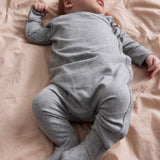 Lysegrå melange heldragt til baby med lange ærmer og ben, set bagfra