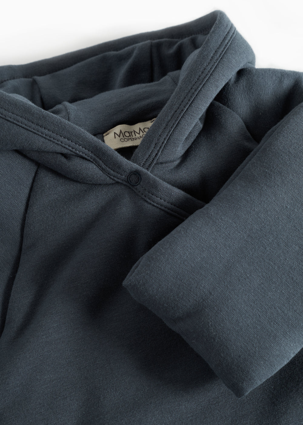 Rex dragt i mørk blå med hætte og kantebånd ved halsen
