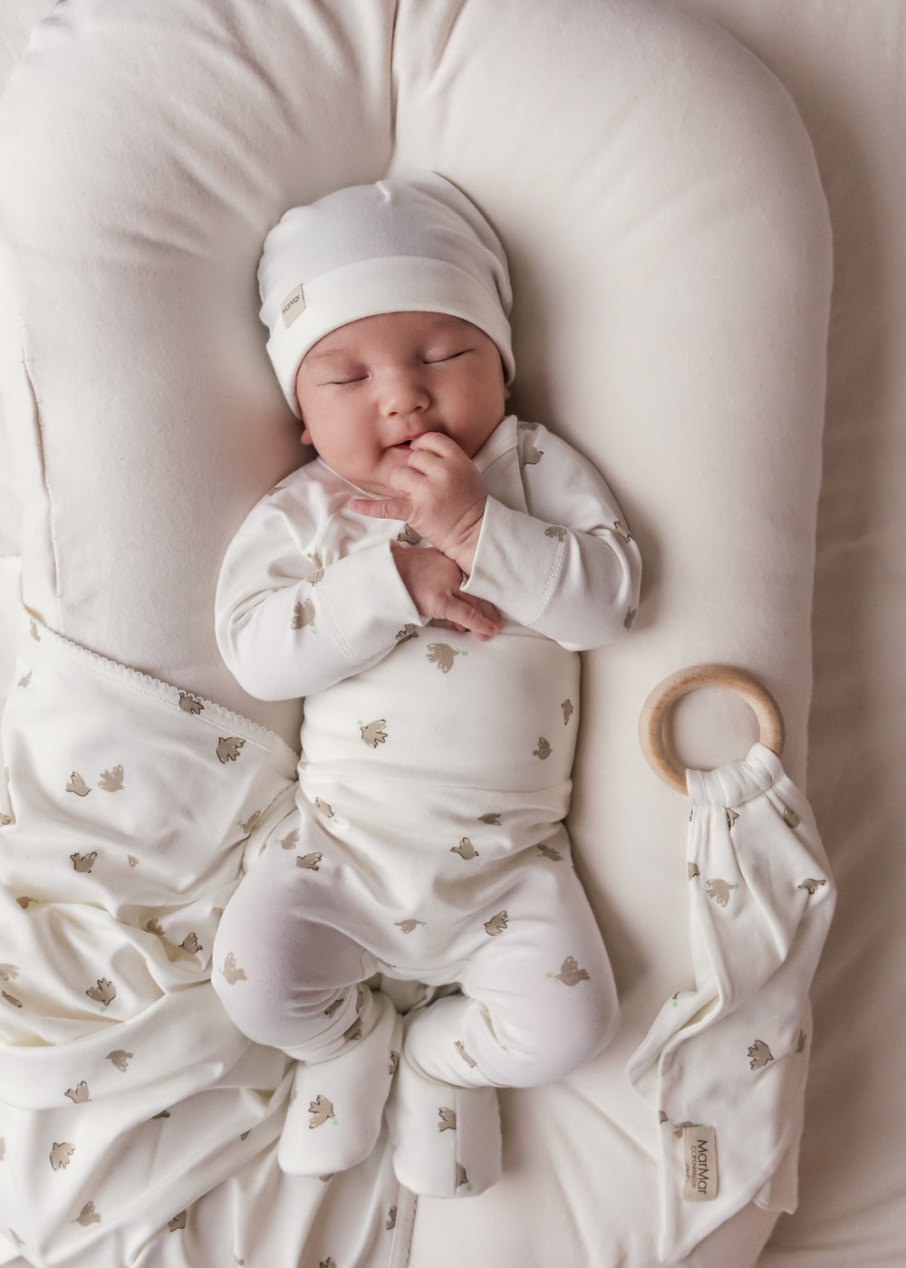 Baby iført bløde futter med matchende babytøj