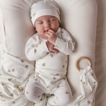 Baby iført bløde futter med matchende babytøj