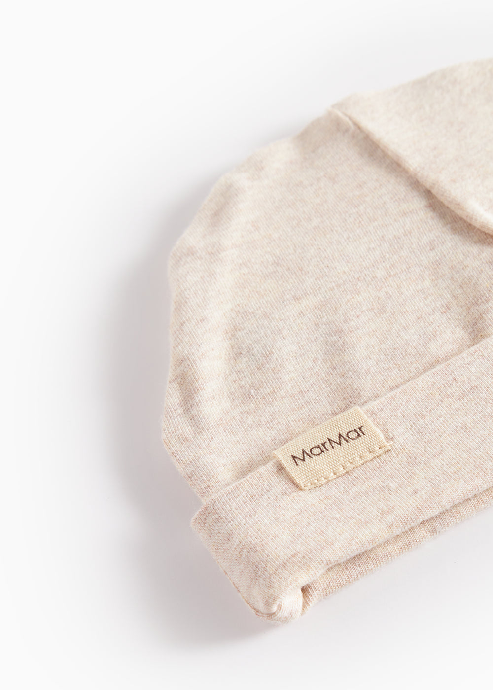 Lys beige melange babys-hue med Marmar-mærke og foldkant, tæt strikket tekstur