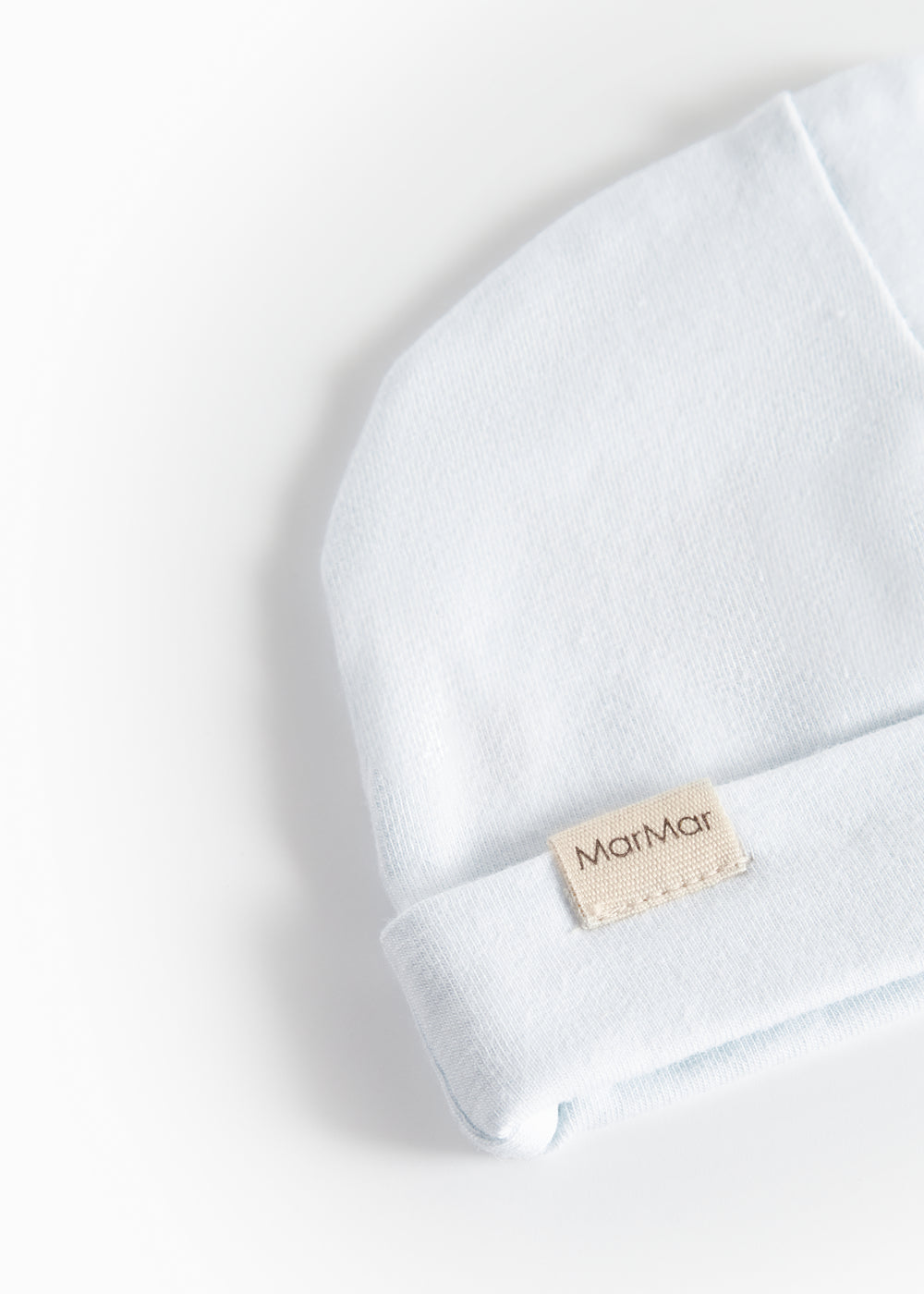Lyseblå babyhue med MarMar-logo-patch i mærkekant