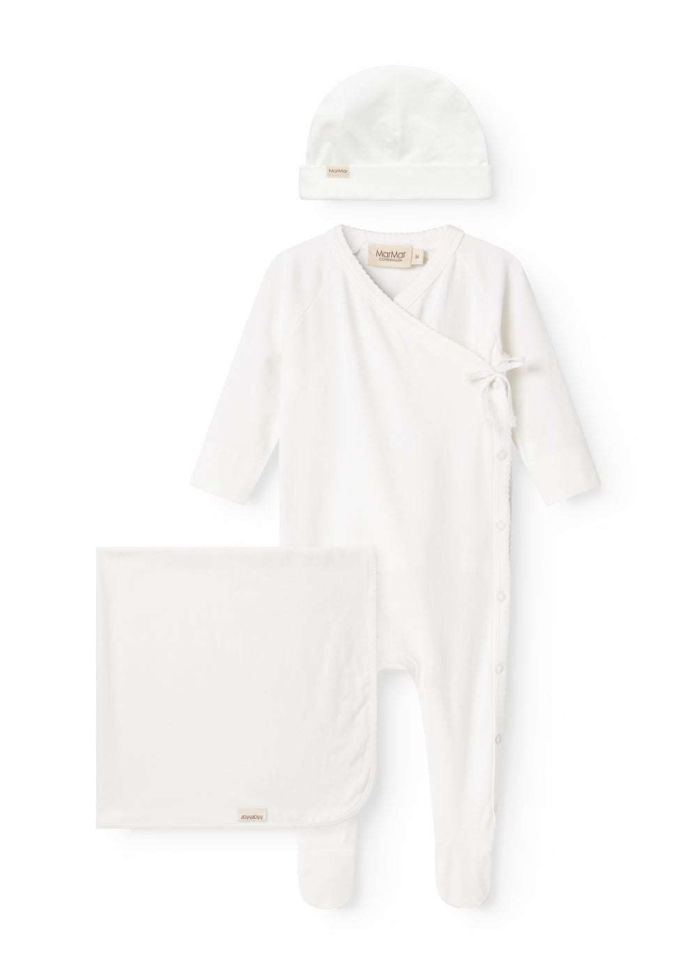 Hvidt babyoutfit: hue, heldragt og tæppe i tre dele