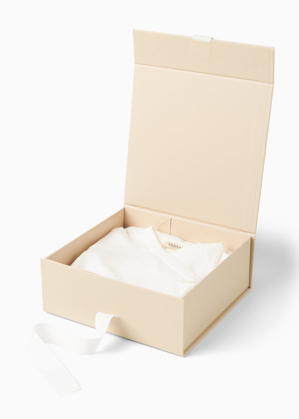 Åben beige gaveæske med hvid dragt uden fødder og kasket