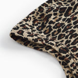Leopardmønstret stofkant med synlig søm og tekstur