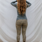 Leopardmønstrede leggings i brune toner, tætsiddende og med elastisk linning