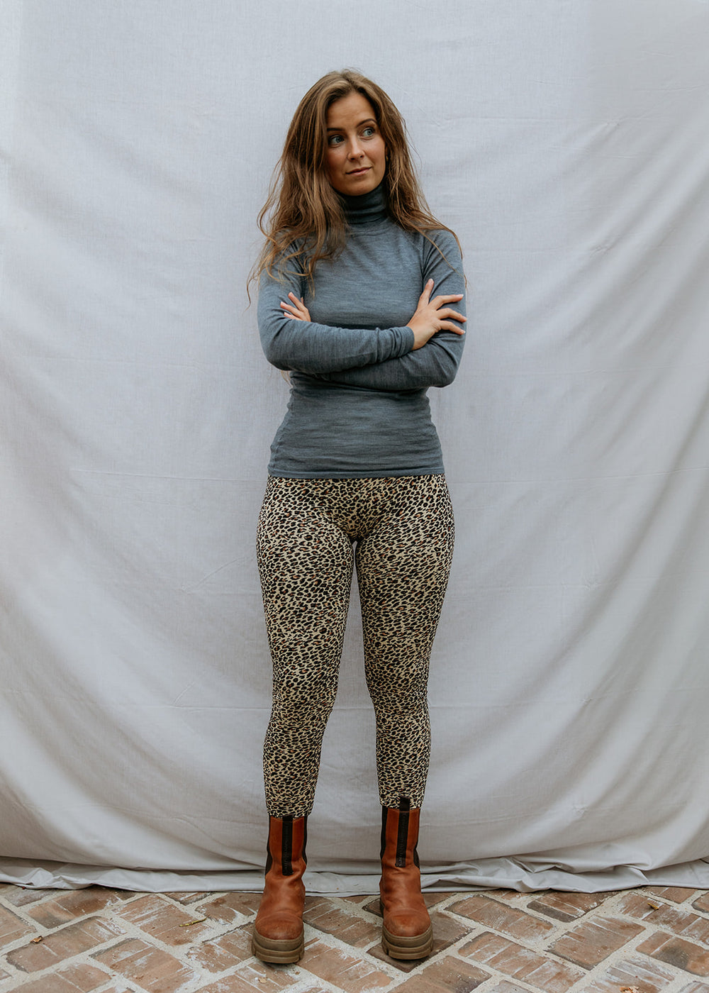 Brune leggings med allover leopardmønster, tætsiddende ben og elastik i taljen