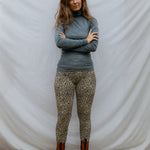 Brune leggings med allover leopardmønster, tætsiddende ben og elastik i taljen
