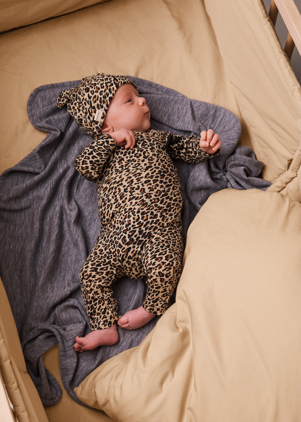 Leopadmønstret heldragt til baby i brunt med lange ærmer og åbning i skridtet