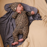 Leopadmønstret heldragt til baby i brunt med lange ærmer og åbning i skridtet