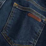 Mørke indigo jeans med forside-lomme og brun lædermærke, gul stikning