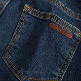Mørke indigo jeans med forside-lomme og brun lædermærke, gul stikning