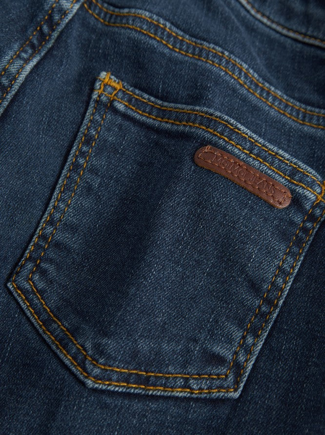 Mørke indigo jeans med forside-lomme og brun lædermærke, gul stikning