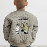 Barn set bagfra iført grøn jakke med Moomin print