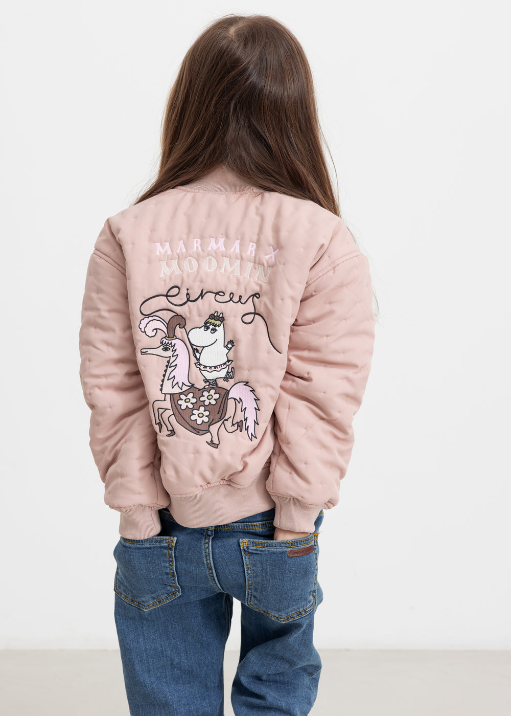 Barn set bagfra iført lyserød quiltet jakke med Moomin print