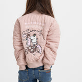 Barn set bagfra iført lyserød quiltet jakke med Moomin print