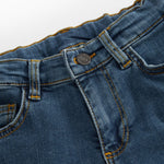 Pallas N jeans i mid indigo denim, knaplukning og bæltestropper