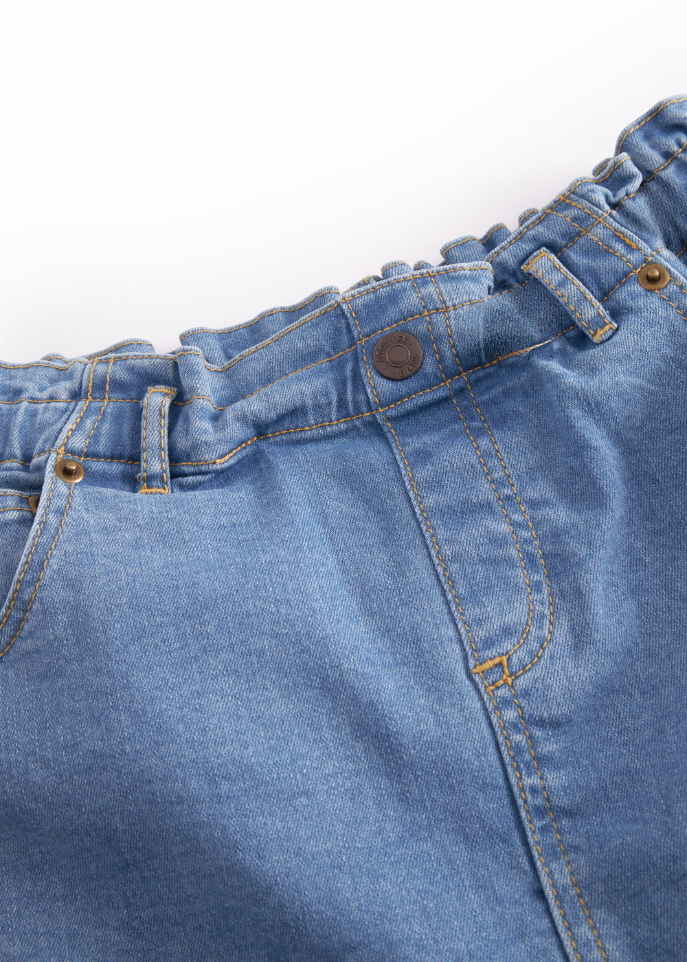 Denim-nederdel i lys indigo med knaplukning og synlige lommer