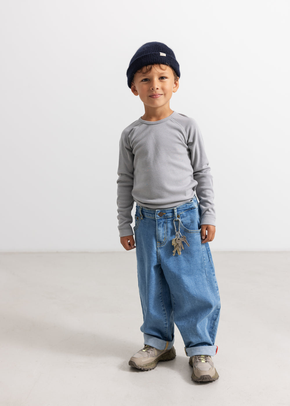 Børnejeans i lyseblå denim med slidte knæ og forlommer