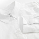 Hvid skjorte med knapper, krave og synlig knapstolpe samt manchetter