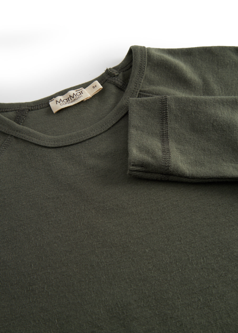 Langærmet t-shirt i mørkegrøn med rund halsudskæring og mærke ved kraven.