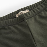 Detalje af elastisk talje på mørkegrønne børneleggings med logo-label