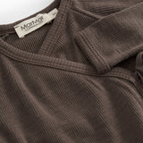 Uld rib bodystocking i mørk brun—close-up af halsudskæring og mærke