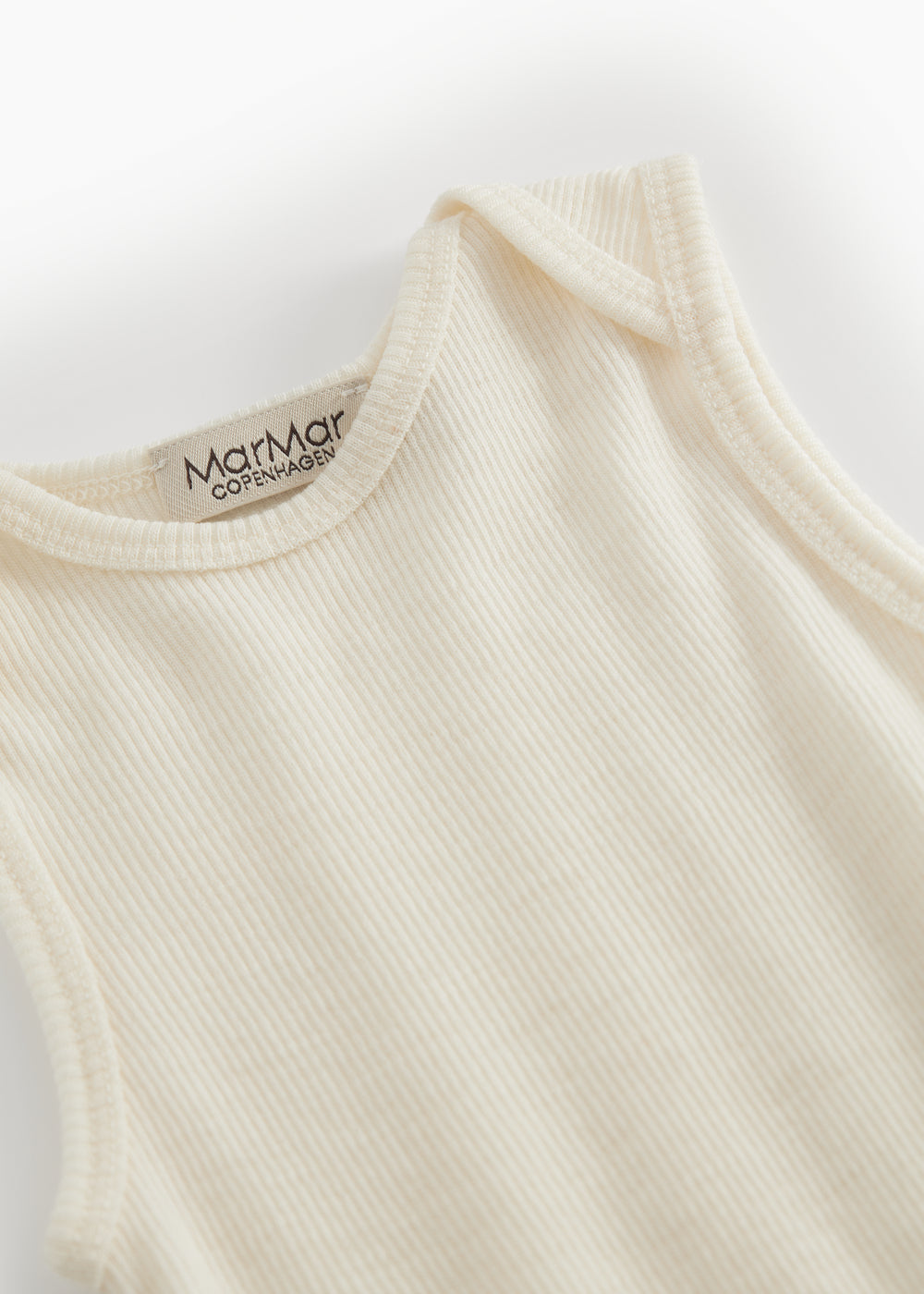 Uld rib-bodystocking i naturfarve med rund hals og MarMar Copenhagen-logo