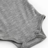 Uld rib-bodystocking i grå melange med knaplukning ved benåbning