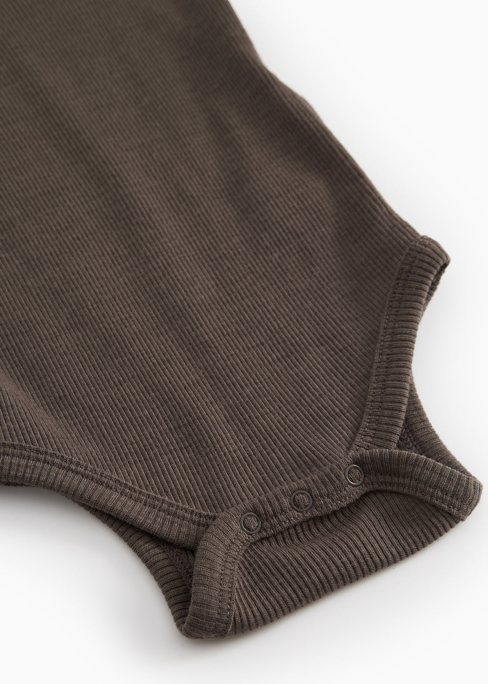 Brun uldrib bodystocking med trykknapper i skridtet og ribbet kant nederst.