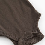 Brun uldrib bodystocking med trykknapper i skridtet og ribbet kant nederst.