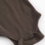 Brun uldrib bodystocking med trykknapper i skridtet og ribbet kant nederst.