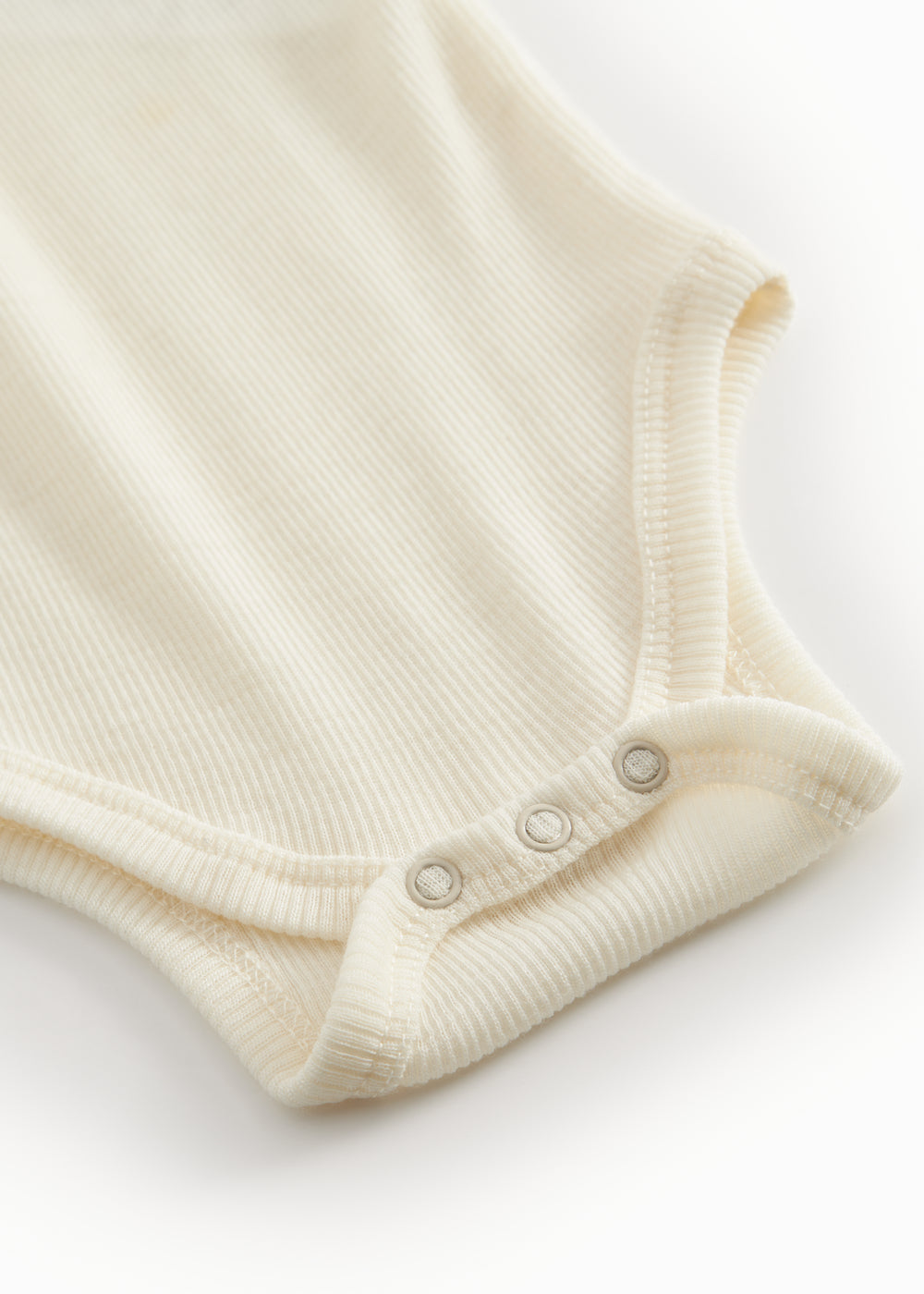 Uldrib bodystocking i natur med ribkant og trykknapper ved benåbning