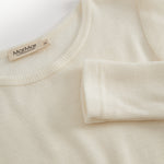 Naturfarvet uld ribbluse med rund hals, stribet ribstruktur og Marmar-logo