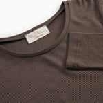 Uld ribbluse i mørk brun med rund hals og synlig mærkeetiket
