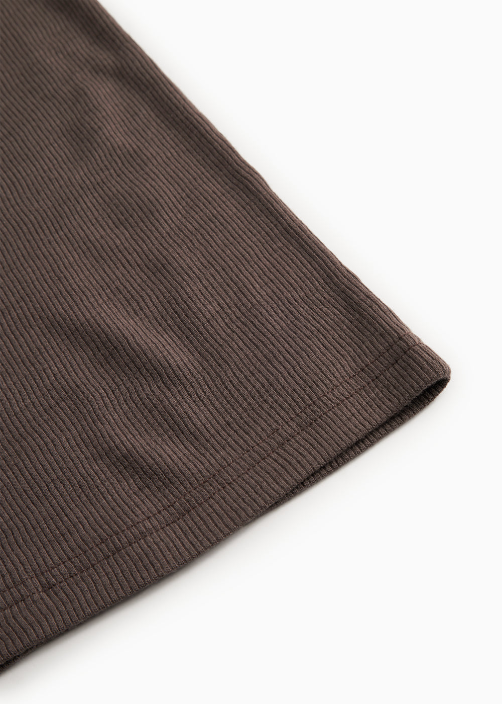 Uld ribbluse kantdetalje i mørk brun med elastisk ribafslutning