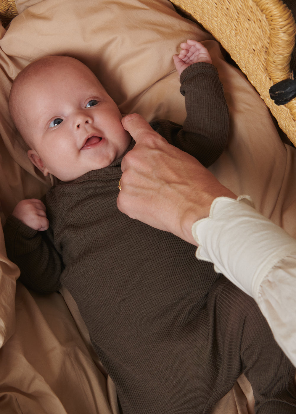 Uldribheldragt til baby i mørk brun med lange ærmer og ben uden fødder