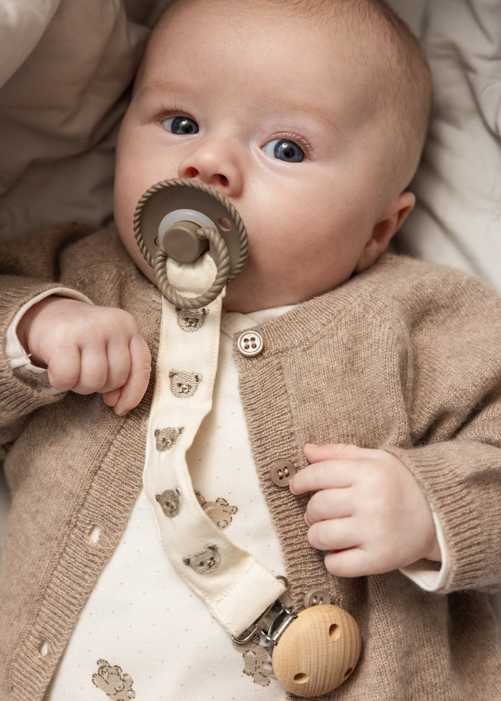 Babyheldragt i hvid med beige teddybjørn-print, rund hals og knapper på ærmekant