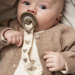 Babyheldragt i hvid med beige teddybjørn-print, rund hals og knapper på ærmekant
