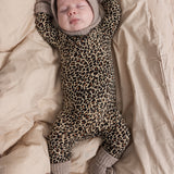 Heldragt med leopardmønster, hætte og grå ribkanter, heldækkende ben og fødder