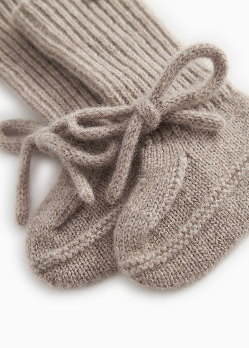 Strikkede babysokker i grå-beige melange med knyttet sløjfe ved tåen