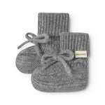 Grå strikkede babybooties sæt med sløjker og MarMar-mærke på siden