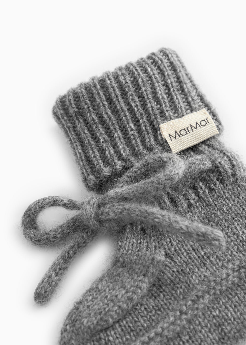Detalje af grå strikket babybootie med MarMar-mærke og sløjdebånd